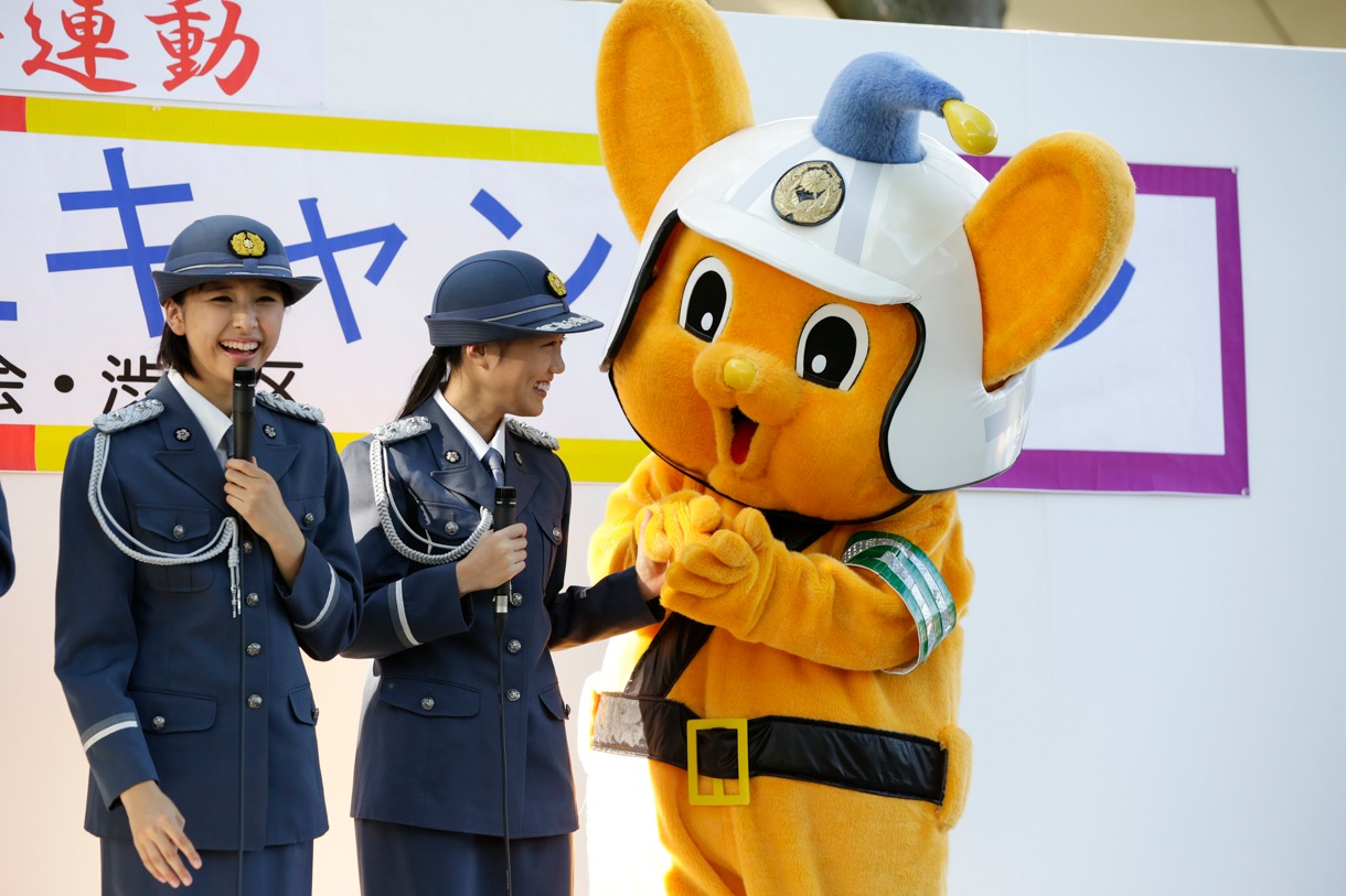 左から玉井詩織、高城れに、ピーポくん。