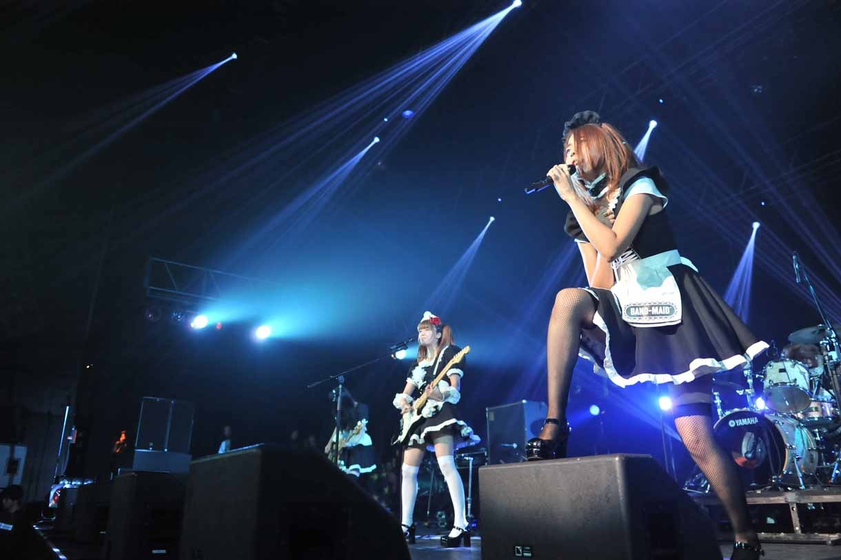 オープニングアクトを務めたBAND-MAID。
