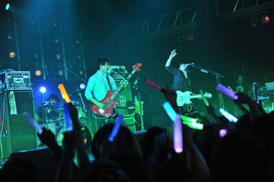 ペンライトの光に包まれながら歌唱するHAWAIIAN6。