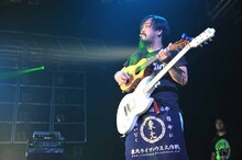 安野勇太がギタレレで「妄想のハワイ」を演奏。