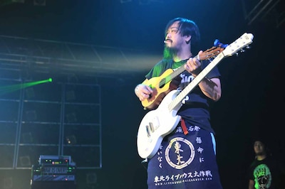 安野勇太がギタレレで「妄想のハワイ」を演奏。