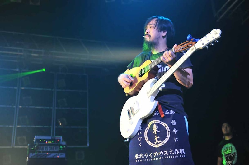 安野勇太がギタレレで「妄想のハワイ」を演奏。