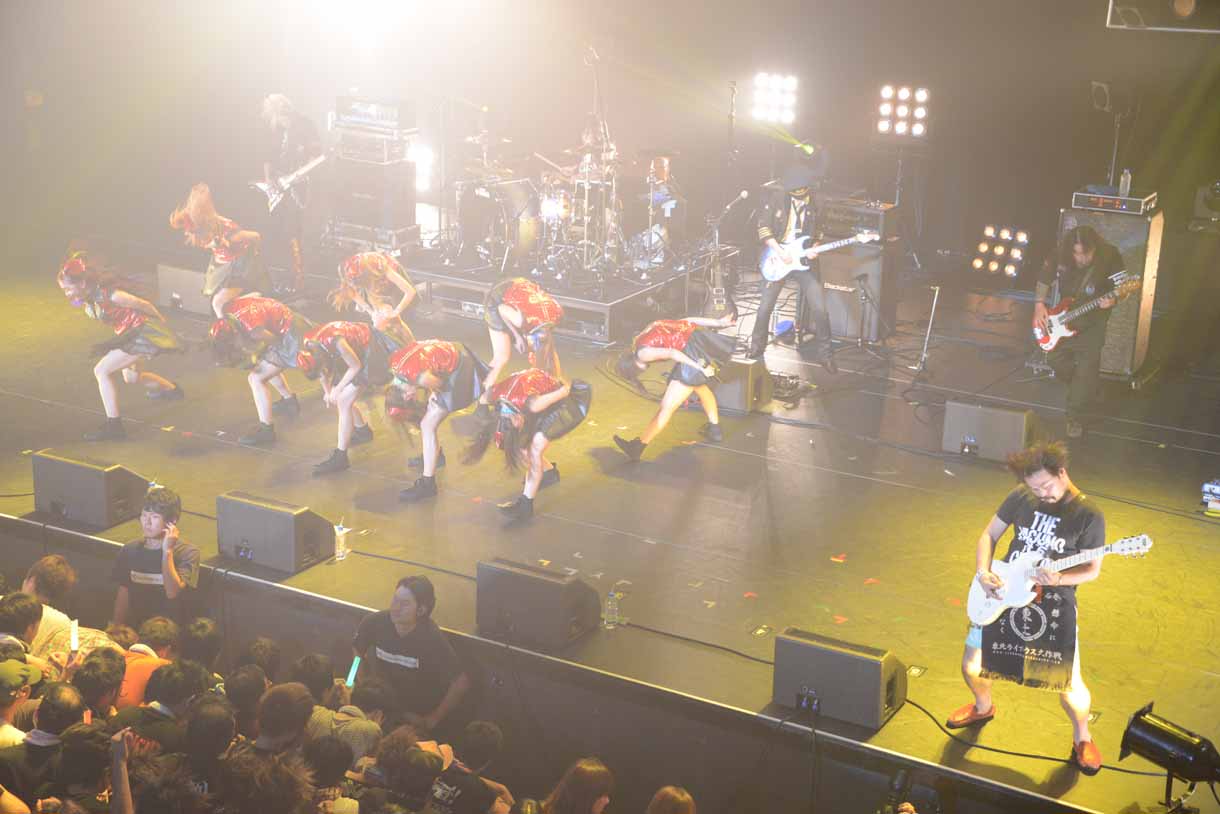 「妄想のハワイ」でコラボセッションするPASSPO☆と安野勇太（G / HAWAIIAN6）。