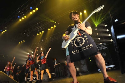 「妄想のハワイ」でコラボセッションするPASSPO☆と安野勇太（G / HAWAIIAN6）。