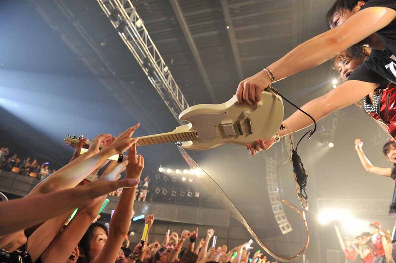 ギターを差し出す安野勇太。