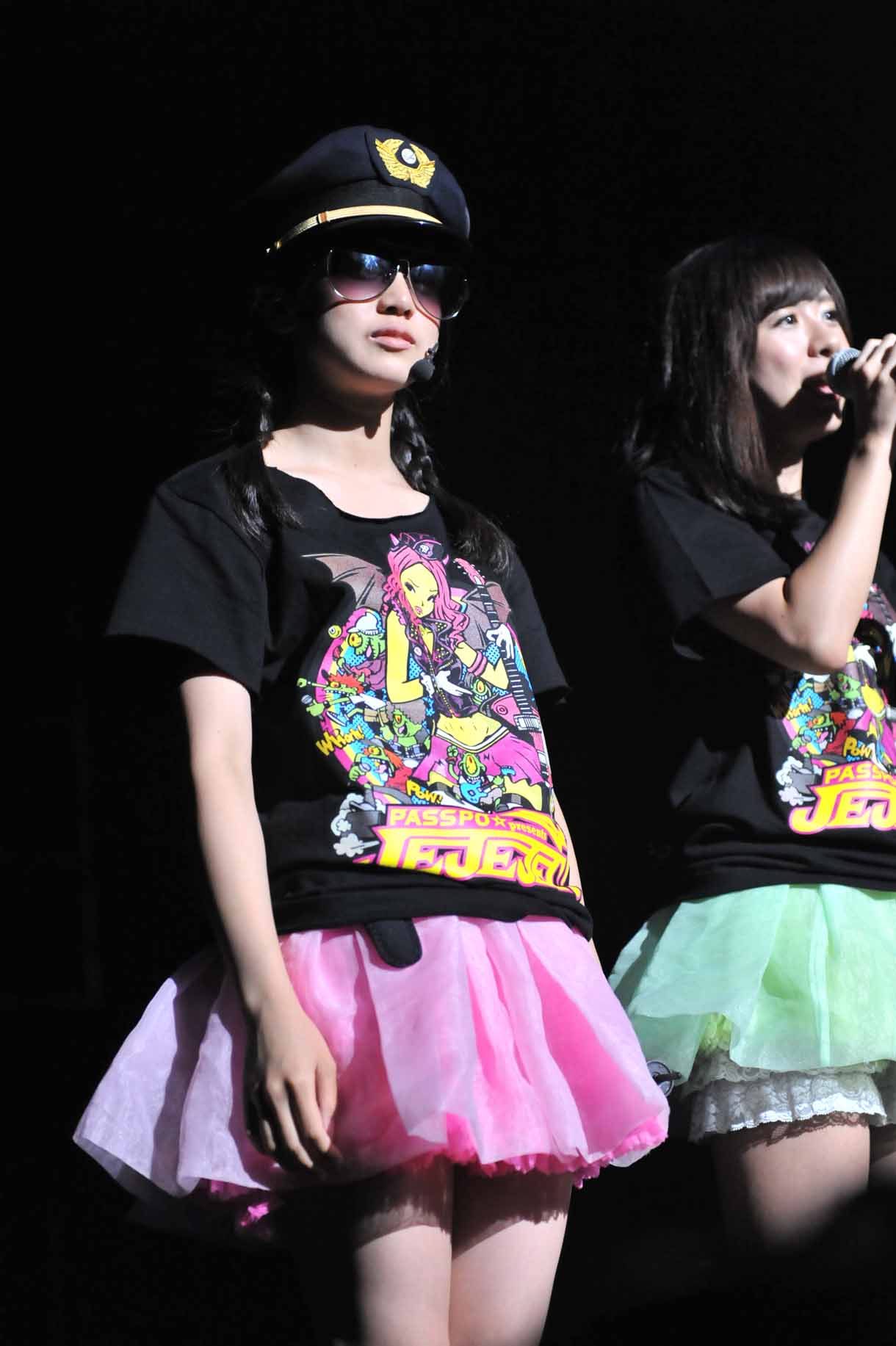 ペンネとアラビアータ機長の帽子とサングラスをかけて登場した奥仲麻琴。