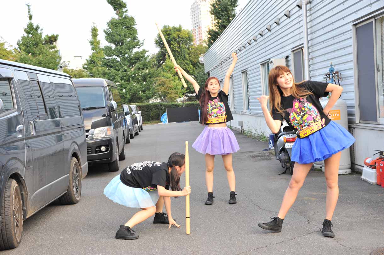 開演前のオフショット。左から増井みお、玉井杏奈、藤本有紀美。