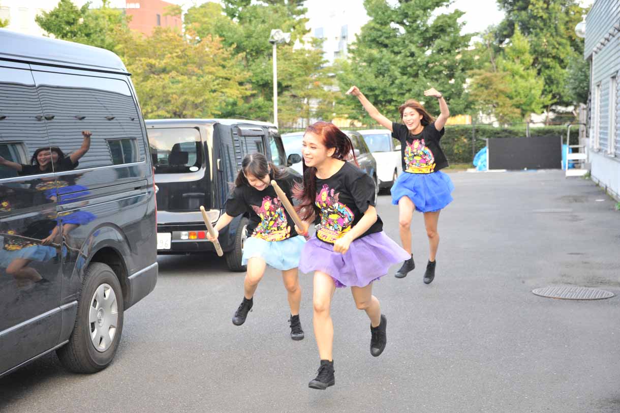 開演前のオフショット。藤本有紀美に追いかけられる増井みおと玉井杏奈。