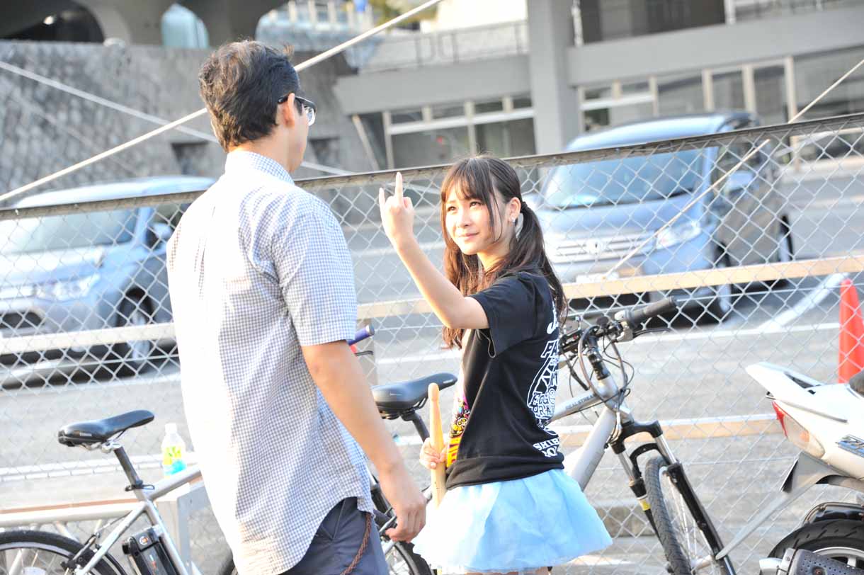 開演前のオフショット。悪ふざけをしてスタッフに注意されるもロックの姿勢は崩さない増井みお。