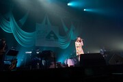 東京・Zepp Tokyoで行われた「川嶋あい デビュー10周年記念ライブ I WiSH」の様子。