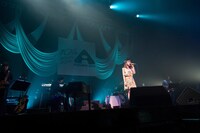 東京・Zepp Tokyoで行われた「川嶋あい デビュー10周年記念ライブ I WiSH」の様子。