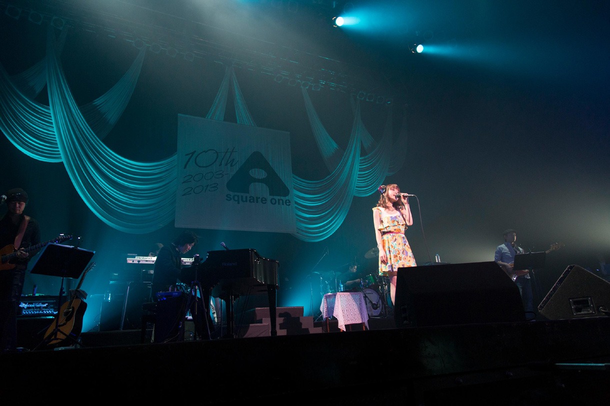 東京・Zepp Tokyoで行われた「川嶋あい デビュー10周年記念ライブ I WiSH」の様子。