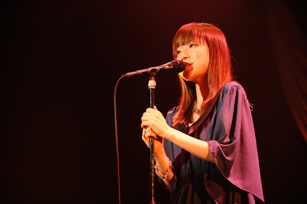 東京・Zepp Tokyoで行われた「川嶋あい デビュー10周年記念ライブ I WiSH」の様子。
