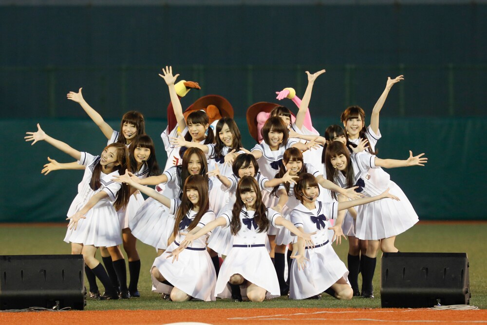 ガールズルール」を披露する乃木坂46。 - 乃木坂46白石、始球式