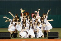 「ガールズルール」を披露する乃木坂46。