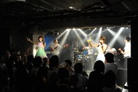 バニラビーンズのライブの様子。