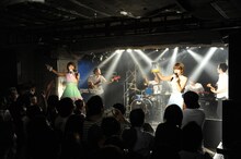 バニラビーンズのライブの様子。