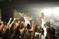 バニラビーンズのライブの様子。