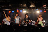 アンコールで行われた「TOUGH」コラボセッションの様子。