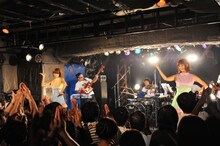 バニラビーンズのライブの様子。