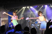 バニラビーンズのライブの様子。