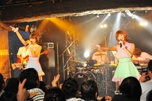 バニラビーンズのライブの様子。