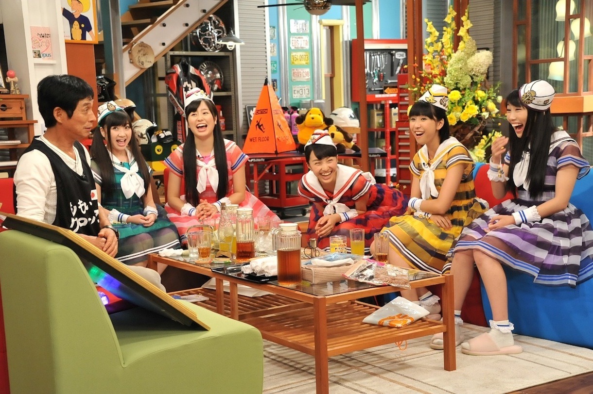 今週の人気の画像3位は「ももクロ『さんまのまんま』SPで共演者たちをモノノフ化」より、番組収録中の様子。 (c)KTV