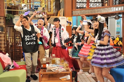 今週の人気の画像1位は「ももクロ『さんまのまんま』SPで共演者たちをモノノフ化」より、番組収録中の様子。 (c)KTV