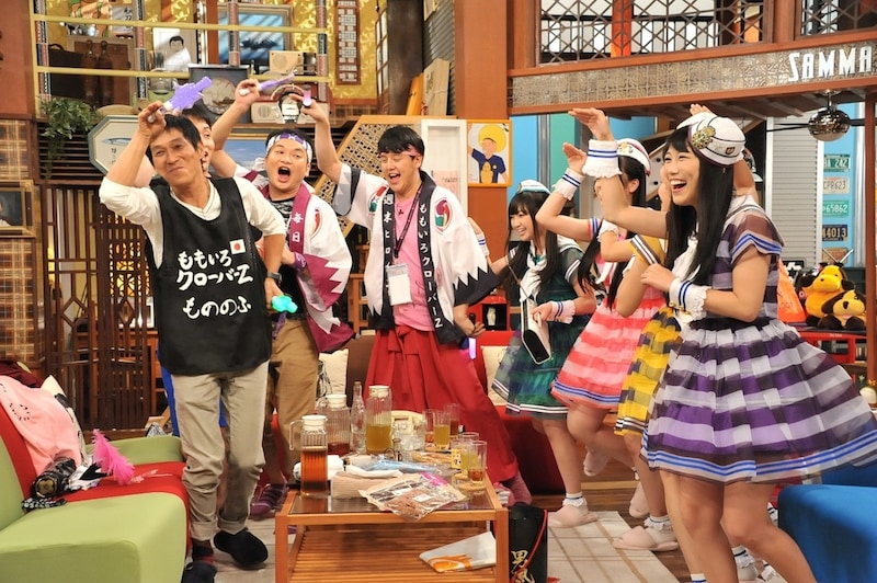 今週の人気の画像1位は「ももクロ『さんまのまんま』SPで共演者たちをモノノフ化」より、番組収録中の様子。 (c)KTV