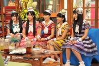 今週の人気の画像5位は「ももクロ『さんまのまんま』SPで共演者たちをモノノフ化」より、番組収録中の様子。 (c)KTV