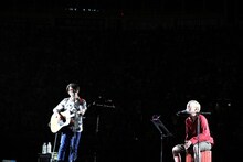 後藤正文（Vo, G）とナカヤマシンペイ（Dr）のアコースティックセッションの様子。（photo by RIEI NAKAGAWARA）