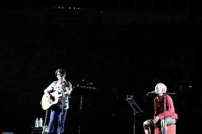 後藤正文（Vo, G）とナカヤマシンペイ（Dr）のアコースティックセッションの様子。（photo by RIEI NAKAGAWARA）