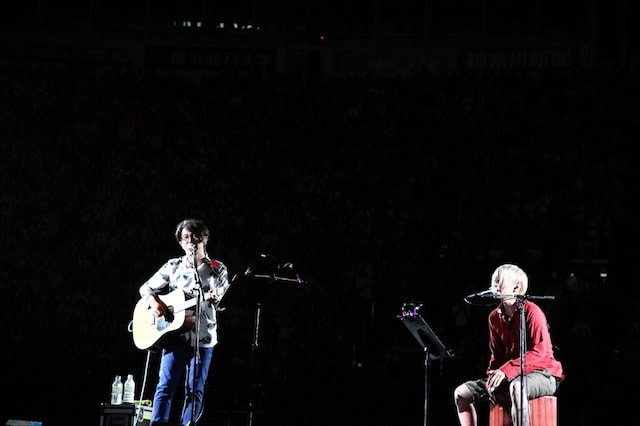 後藤正文（Vo, G）とナカヤマシンペイ（Dr）のアコースティックセッションの様子。（photo by RIEI NAKAGAWARA）