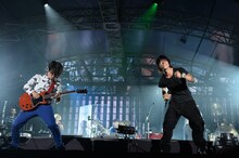 the HIATUSの細美武士（Vo, G）とASIAN KUNG-FU GENERATIONのセッションの様子。（photo by TEPPEI）