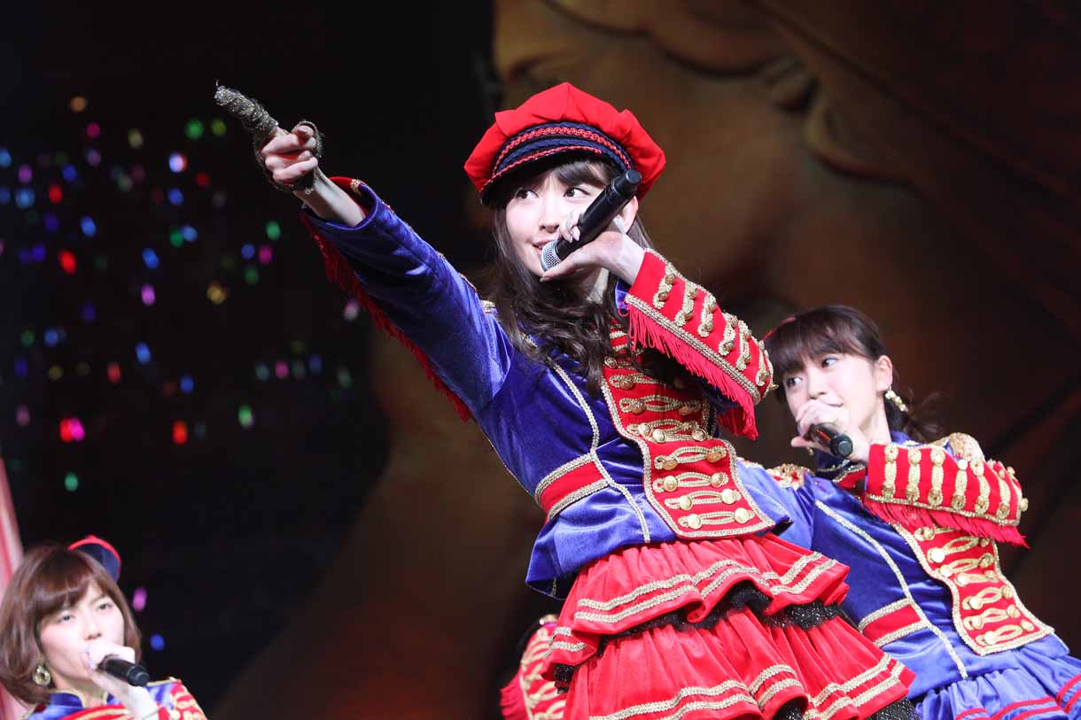 33ndシングル「ハート・エレキ」を歌唱する小嶋陽菜。 (c)AKS