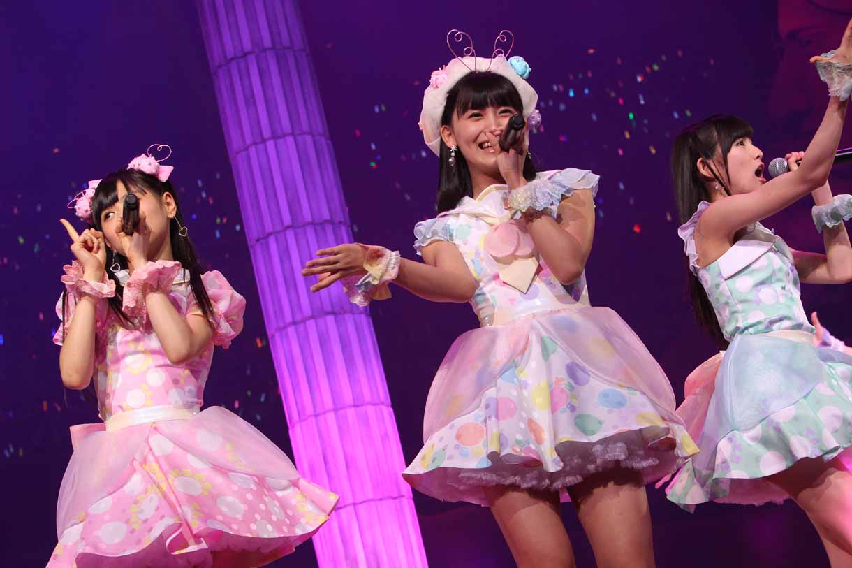 「君だけにChu!Chu!Chu!」を歌唱するてんとうむChu!。 (c)AKS