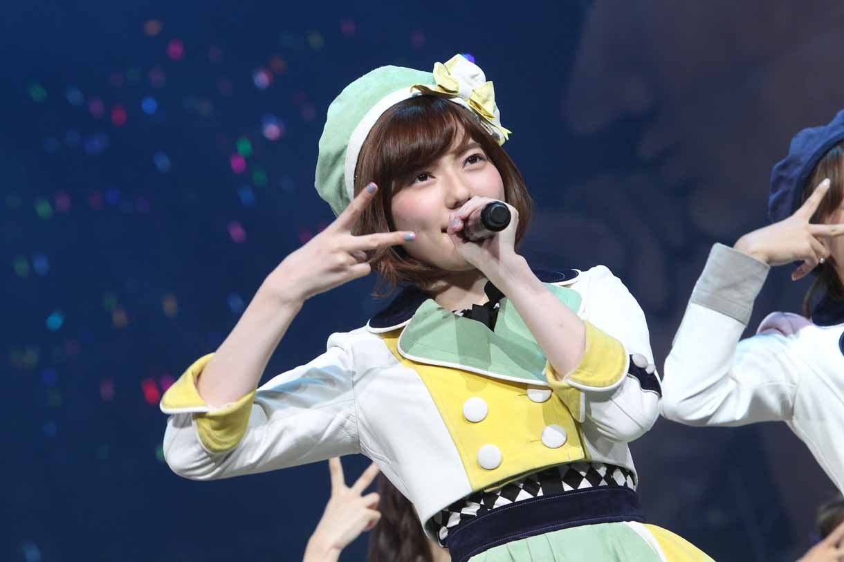 「永遠プレッシャー」を歌唱する島崎遥香。 (c)AKS