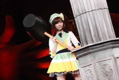 昨年のじゃんけん女王の島崎遥香によるオープニングセレモニーの様子。 (c)AKS