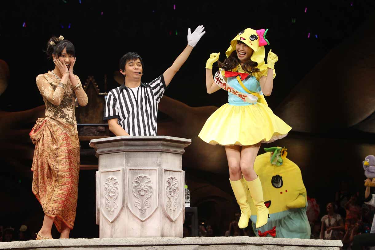 ふなっしーのコスプレで勝利する小嶋陽菜。 (c)AKS