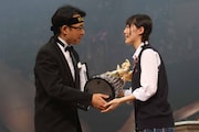 優勝トロフィーを授与される松井珠理奈。 (c)AKS