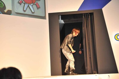 「ありがとうございましたー」と笑顔でステージをあとにする喜矢武豊。