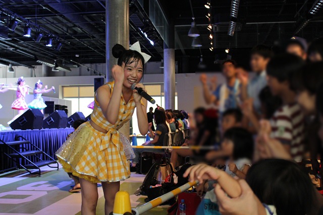チームしゃちほこ「愛のフリーライブ」広島公演の様子。子供たちの前で歌う伊藤千由李。