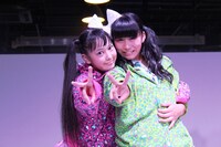 チームしゃちほこ「愛のフリーライブ」広島公演特典会中の安藤ゆず（左）と坂本遥奈（右）。
