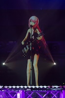 ギターを手にゆよゆっぺ「Leia」を歌う巡音ルカ。