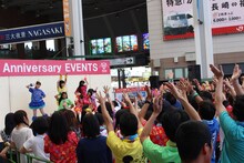 チームしゃちほこ「愛のフリーライブ」長崎公演の様子。