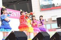 チームしゃちほこ「愛のフリーライブ」長崎公演の様子。長崎出身のレスラー大仁田厚にちなみ「ファイヤー！」と叫ぶ秋本帆華（左から2番目）。