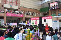 チームしゃちほこ「愛のフリーライブ」長崎公演の様子。