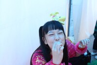 笑顔でお菓子を頬張る安藤ゆず。