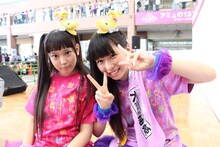 左から安藤ゆず、大黒柚姫。