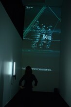 「3DScan System for Perfume」を体験している様子。